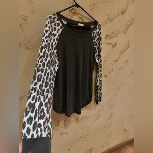 Halife Cheetah & Charcoal Grey Long Sleeve Top • So Soft & Comfy • Size L